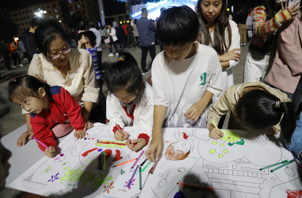 图片默认标题_fororder_满城区“情满中秋 喜迎国庆”文艺演出中孩子们绘画环节 摄影 张丽娟