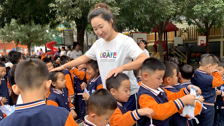 圖片默認標題_fororder_老師清點幼兒人數