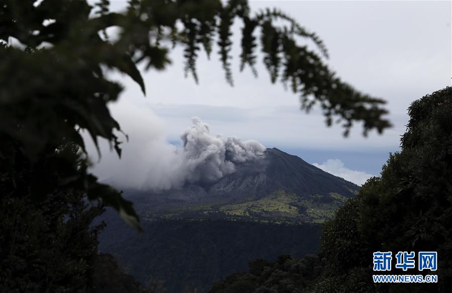 哥斯达黎加火山持续喷发 民众生活受影响