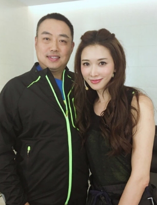 刘国梁为证身高与林志玲合影网友：志玲站起来