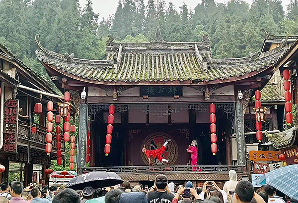 国庆假期门票收入同比上升超200% “文化游”点燃雅安旅游市场_fororder_上里古镇景区表演活动-供图-雅安市委宣传部