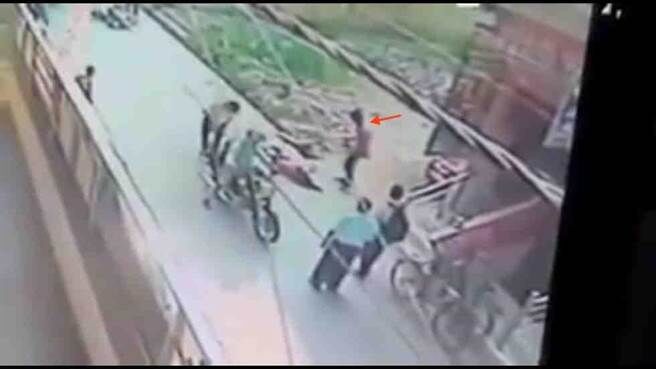 印度街头女老师遭刺20几刀无人阻止 震惊印度社会