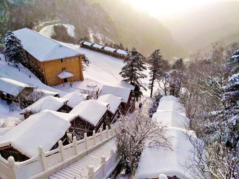 【旅游 显示图在稿件最下方】飞雪暴雨大风沙尘霜冻烈日 清明三天假期陕西“穿越”四季