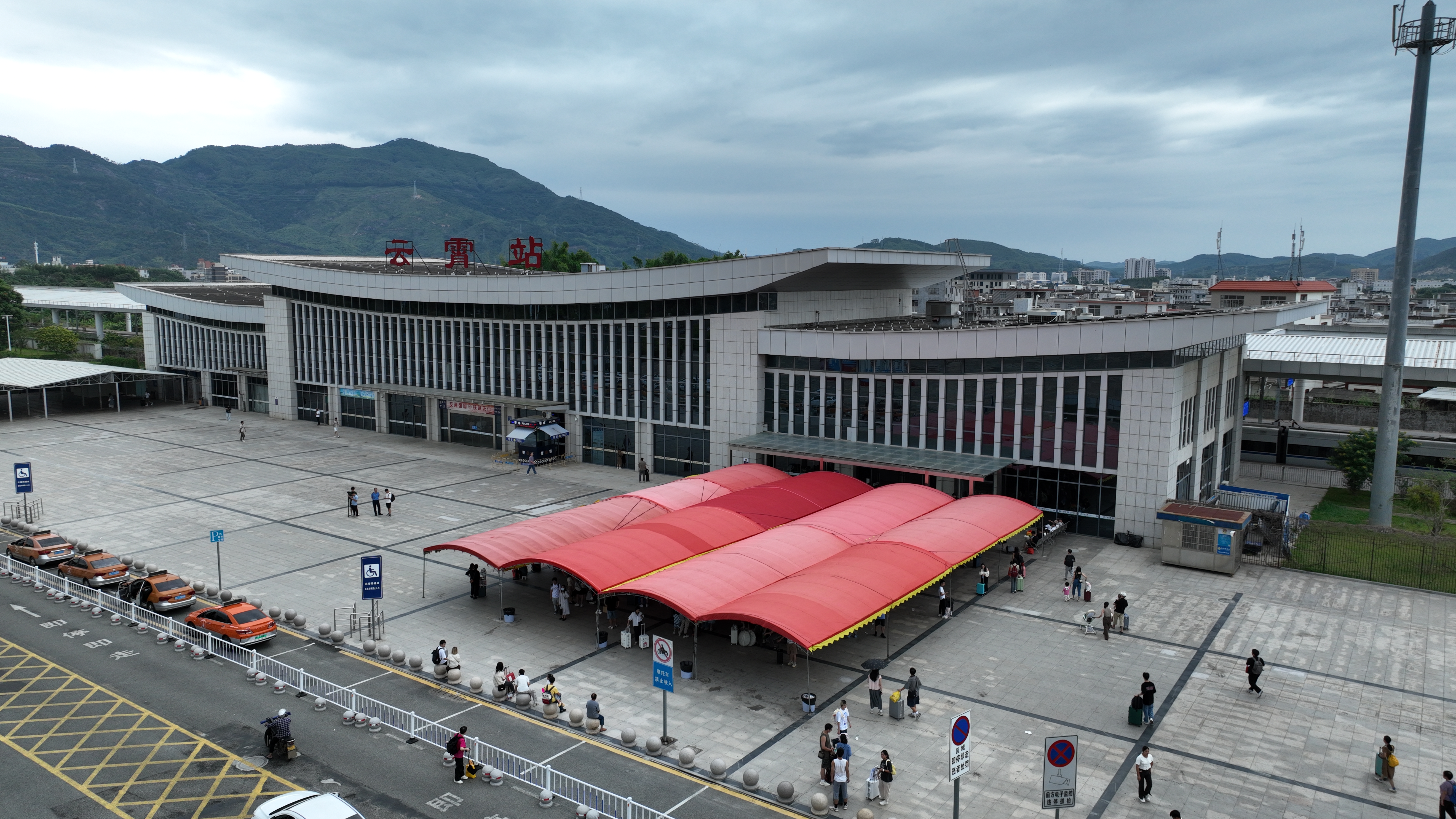 漳州車務段多措並舉應對返程客流高峰_fororder_雲霄站協調市政部門，在車站廣場增設臨時候車區 陳明攝