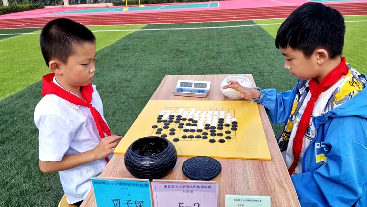 河北唐縣：少年圍棋比賽成功舉辦_fororder_同學們在把子中體驗，在對弈中感悟