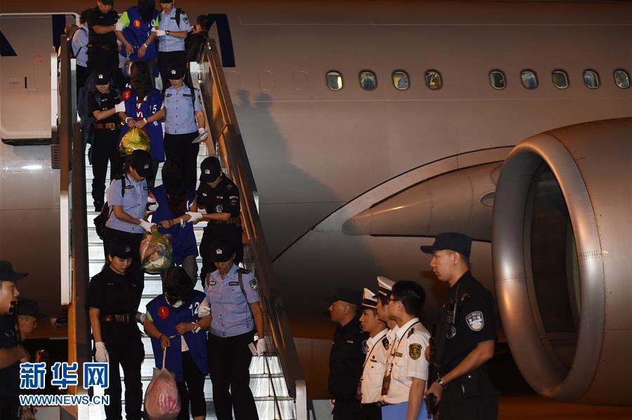 13名台湾籍电信诈骗嫌疑人从柬埔寨押解回国