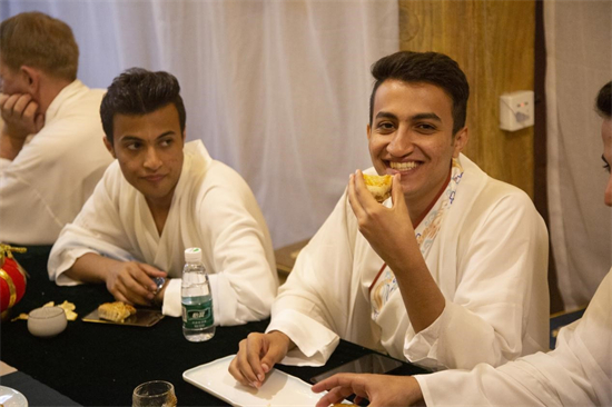 Wearing Hanfu, Making Mooncakes, and Experiencing Intangible Cultural Heritage: Families from Different Nations Celebrate Mid-Autumn Festival in Shenyang_fororder_图片5