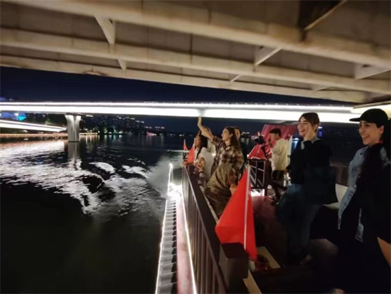 Wearing Hanfu, Making Mooncakes, and Experiencing Intangible Cultural Heritage: Families from Different Nations Celebrate Mid-Autumn Festival in Shenyang_fororder_图片7