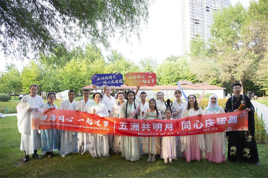 Wearing Hanfu, Making Mooncakes, and Experiencing Intangible Cultural Heritage: Families from Different Nations Celebrate Mid-Autumn Festival in Shenyang_fororder_图片1