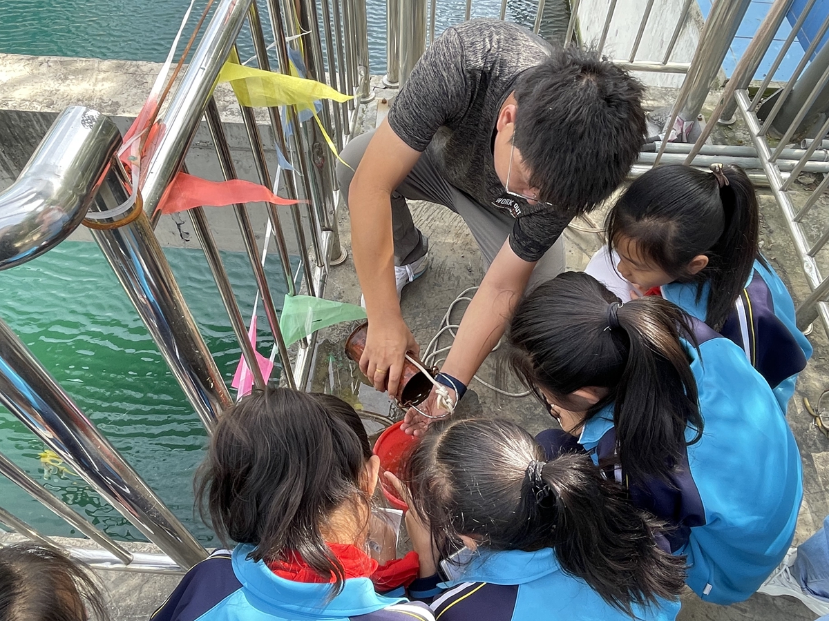 图片默认标题_fororder_工作人员向同学们演示污水处理过程 摄影 曹萌