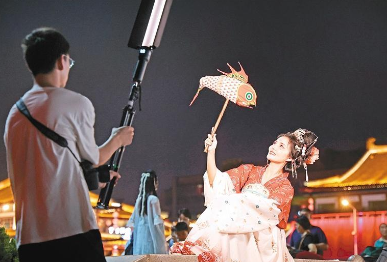 汉服夜拍点亮古城“潮”文化_fororder_微信图片_20231009090746