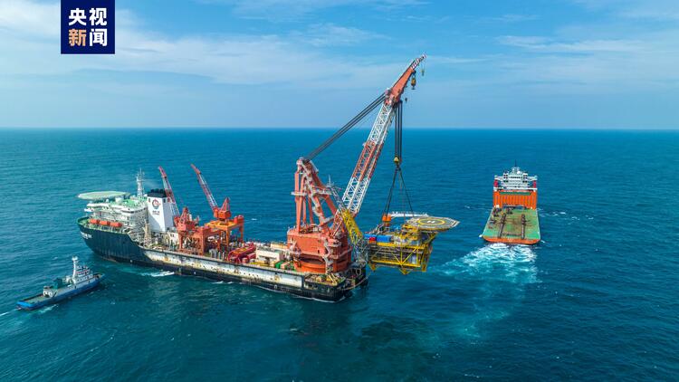 我国海上首个超高温超高压气田生产平台安装就位