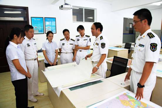 他们是:量天测海的“生力军” 
——记海军大连舰艇学院海洋测绘系青年教员群体