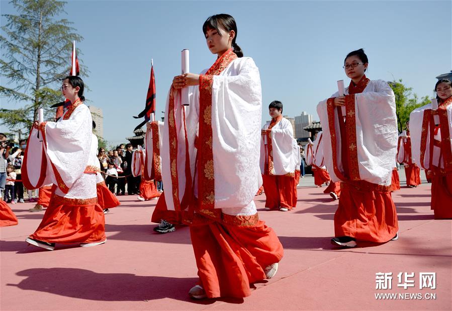 西安：汉式成人礼传承中国传统文化