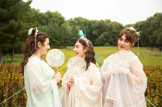Wearing Hanfu, Making Mooncakes, and Experiencing Intangible Cultural Heritage: Families from Different Nations Celebrate Mid-Autumn Festival in Shenyang_fororder_图片2