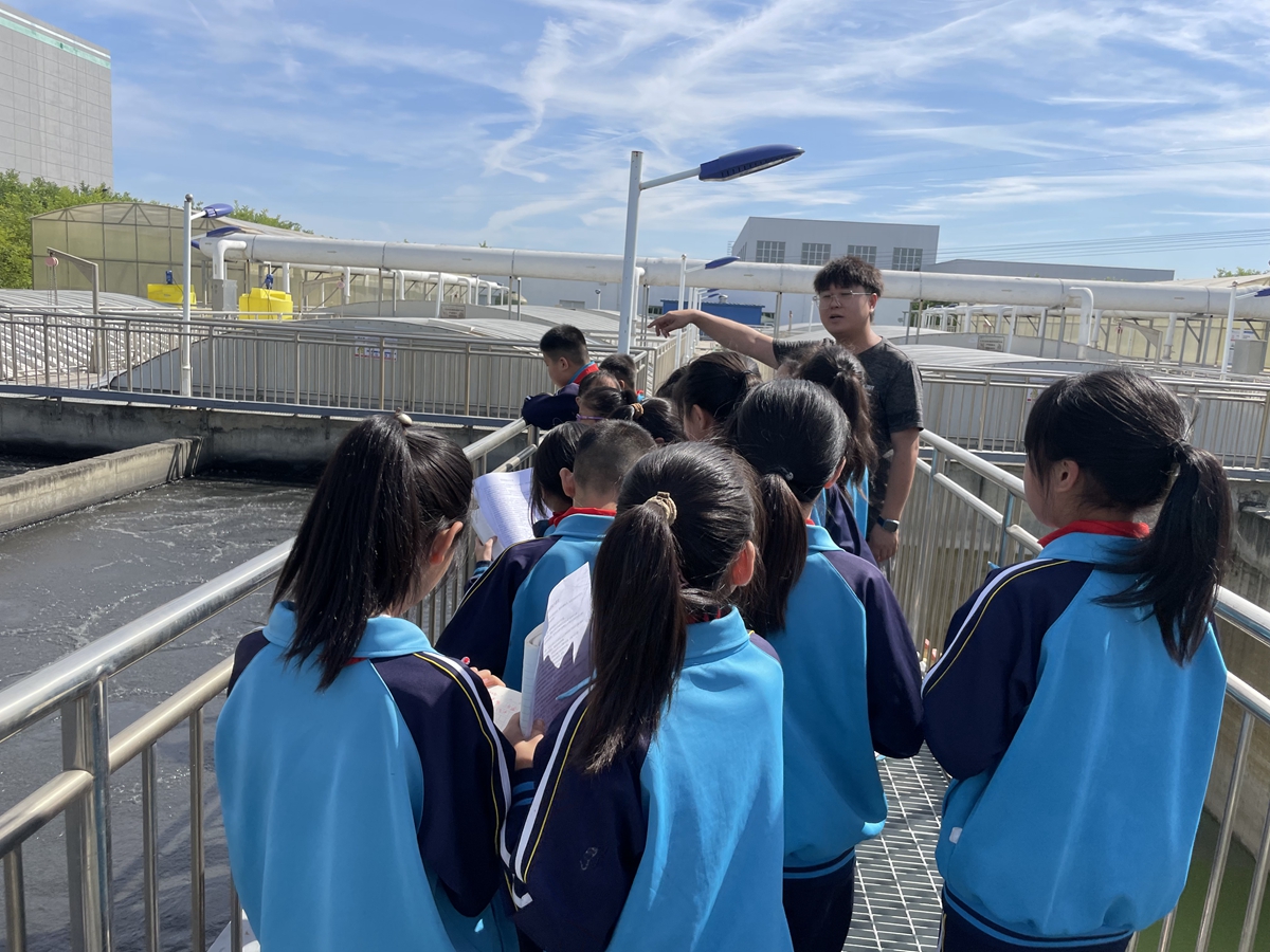 图片默认标题_fororder_工作人员向同学们介绍污水沉淀过滤原理 摄影 曹萌