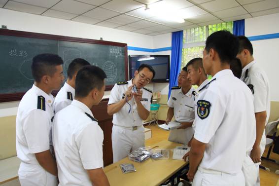他们是:量天测海的“生力军” 
——记海军大连舰艇学院海洋测绘系青年教员群体