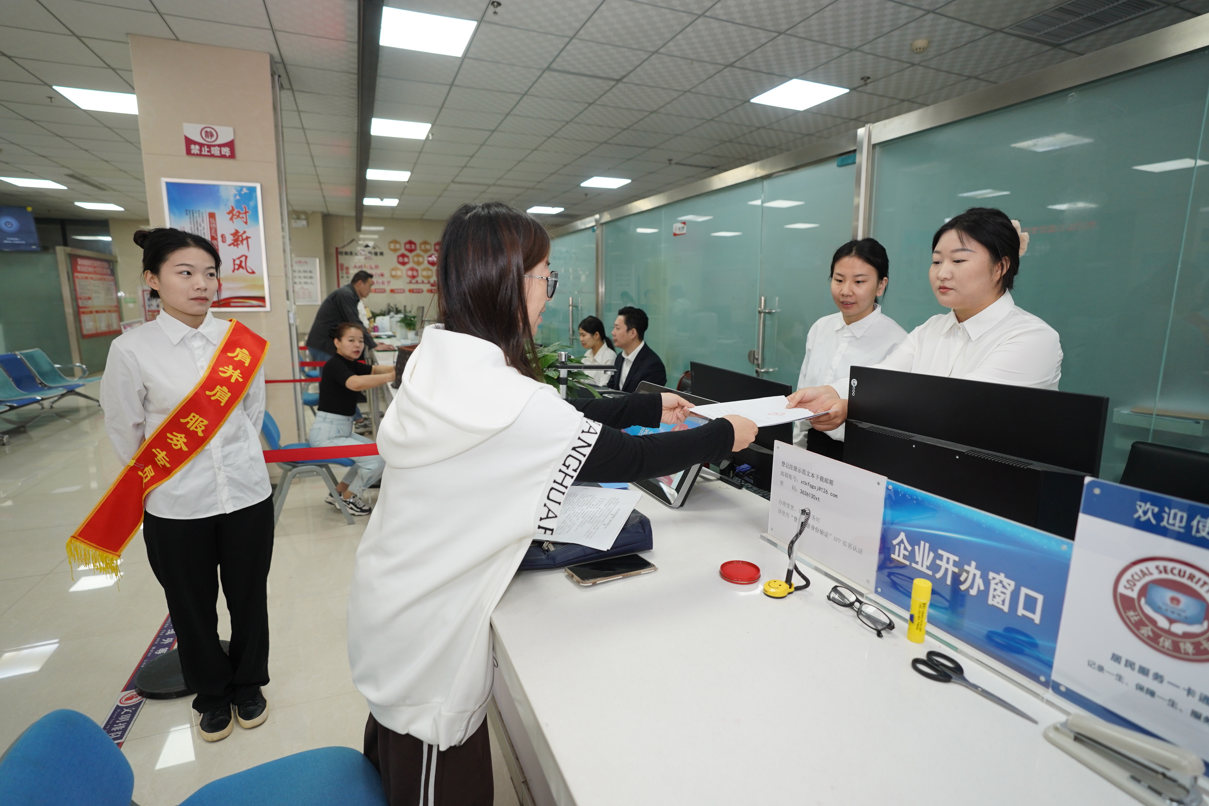 河北邢台：“一站式”政务服务惠企利民_fororder_4.JPG