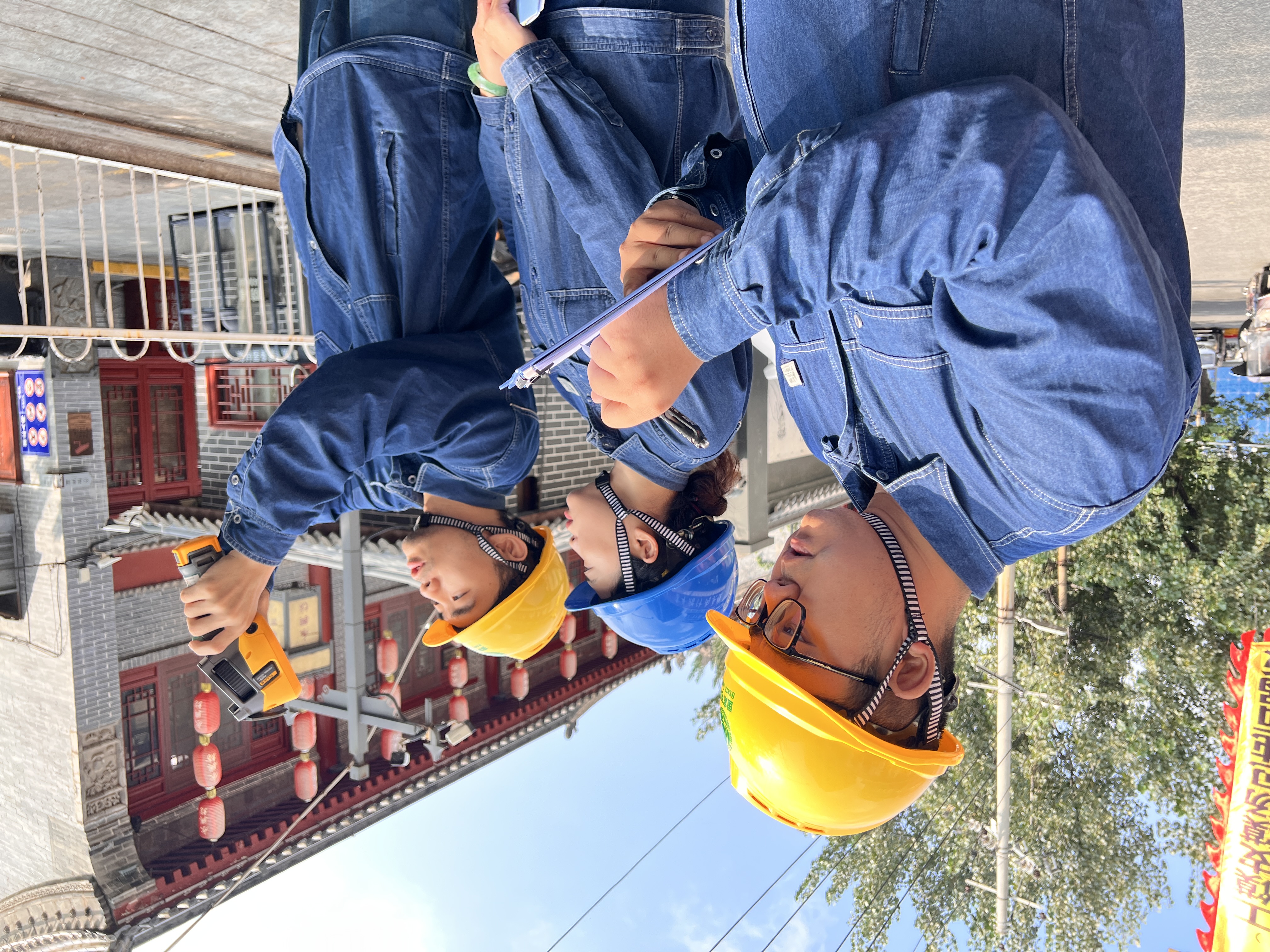 解码西安“双节”保供电的“双零”密码_fororder_国网西安供电公司员工对景区线路进行巡视