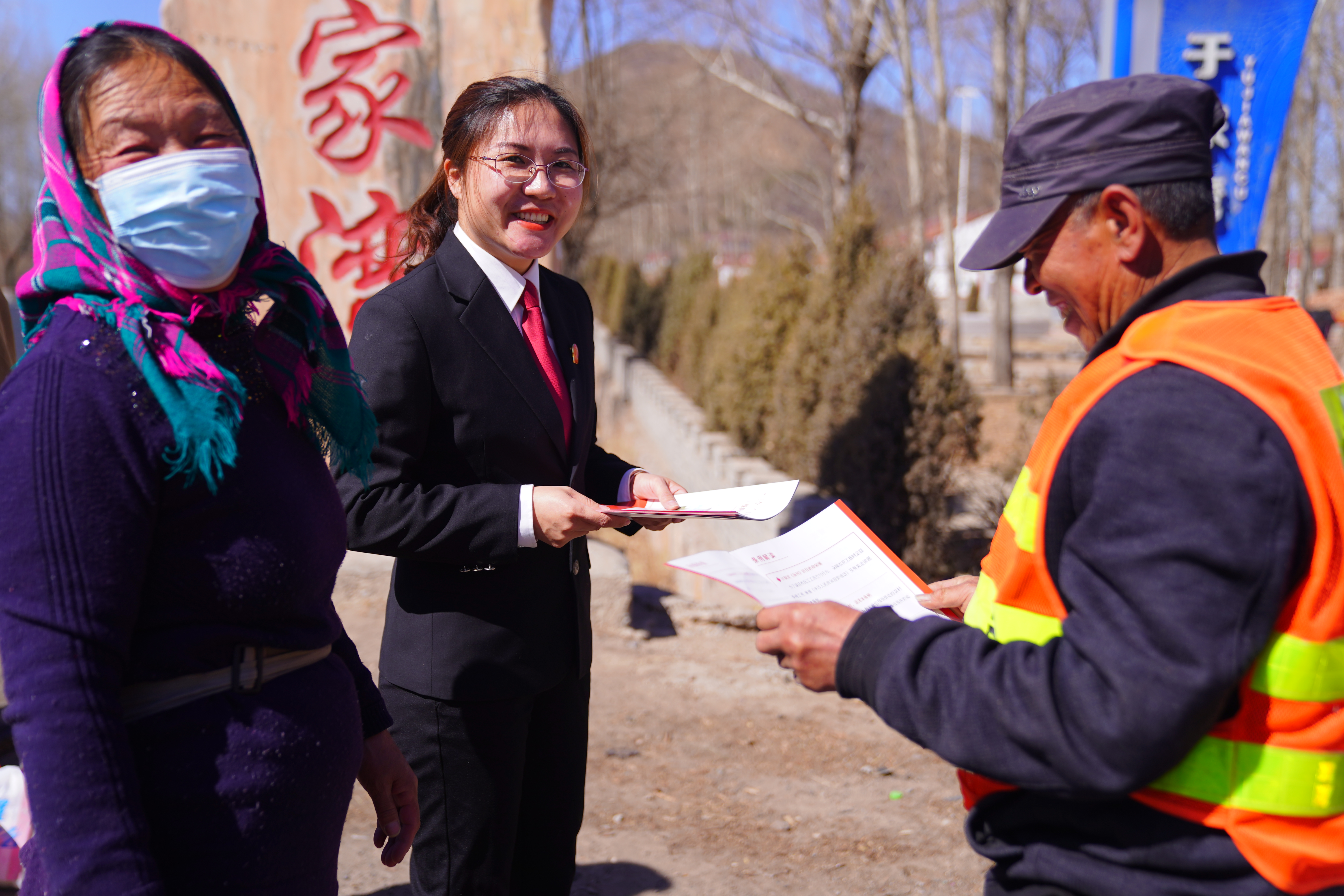 文明实践在围场 为民解忧“新”连“心”_fororder_普法现场