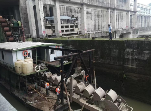重庆：一采砂船舶过闸遇困 交通执法部门合力护航_fororder_微信图片_20231009143959