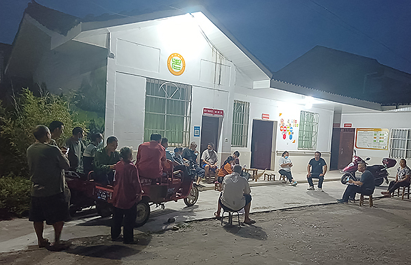 眉山丹棱杨场镇：执笔“三微” 绘就矛盾纠纷化解新画卷_fororder_古井村微网格群众在联户调解阵地协商水渠维护事宜-供图-丹棱县委宣传部