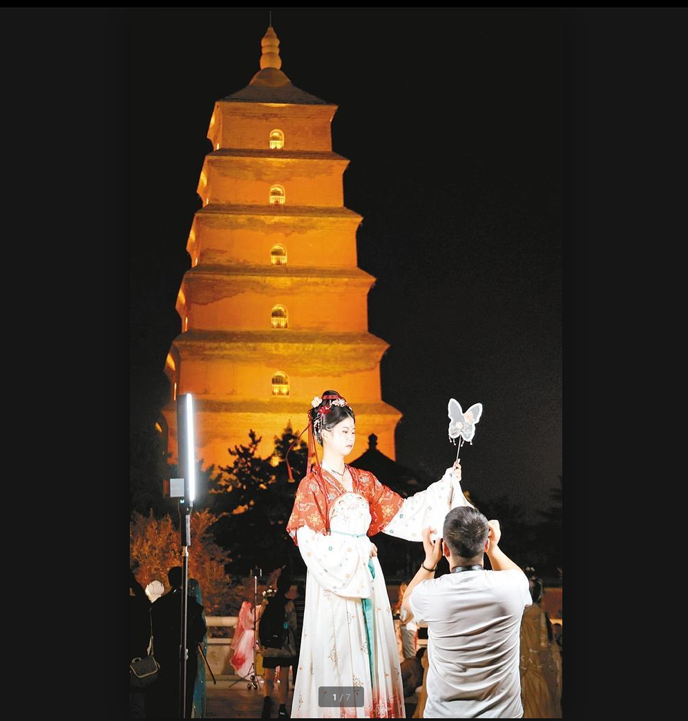 汉服夜拍点亮古城“潮”文化_fororder_微信图片_20231009090733