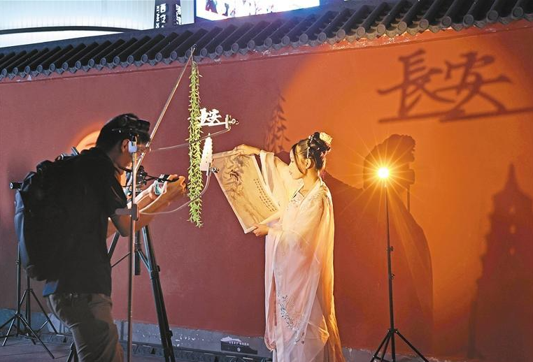 汉服夜拍点亮古城“潮”文化_fororder_微信图片_20231009090738