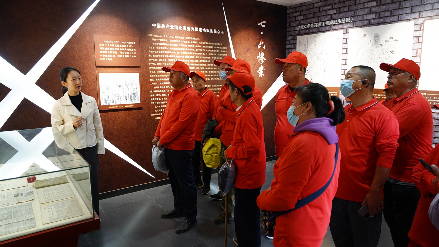 保定市满城区残联开展残疾人文化进家庭“五个一”活动_fororder_满城区残联组织该区残疾人一行来到保定红二师纪念馆参观 摄影 王洋