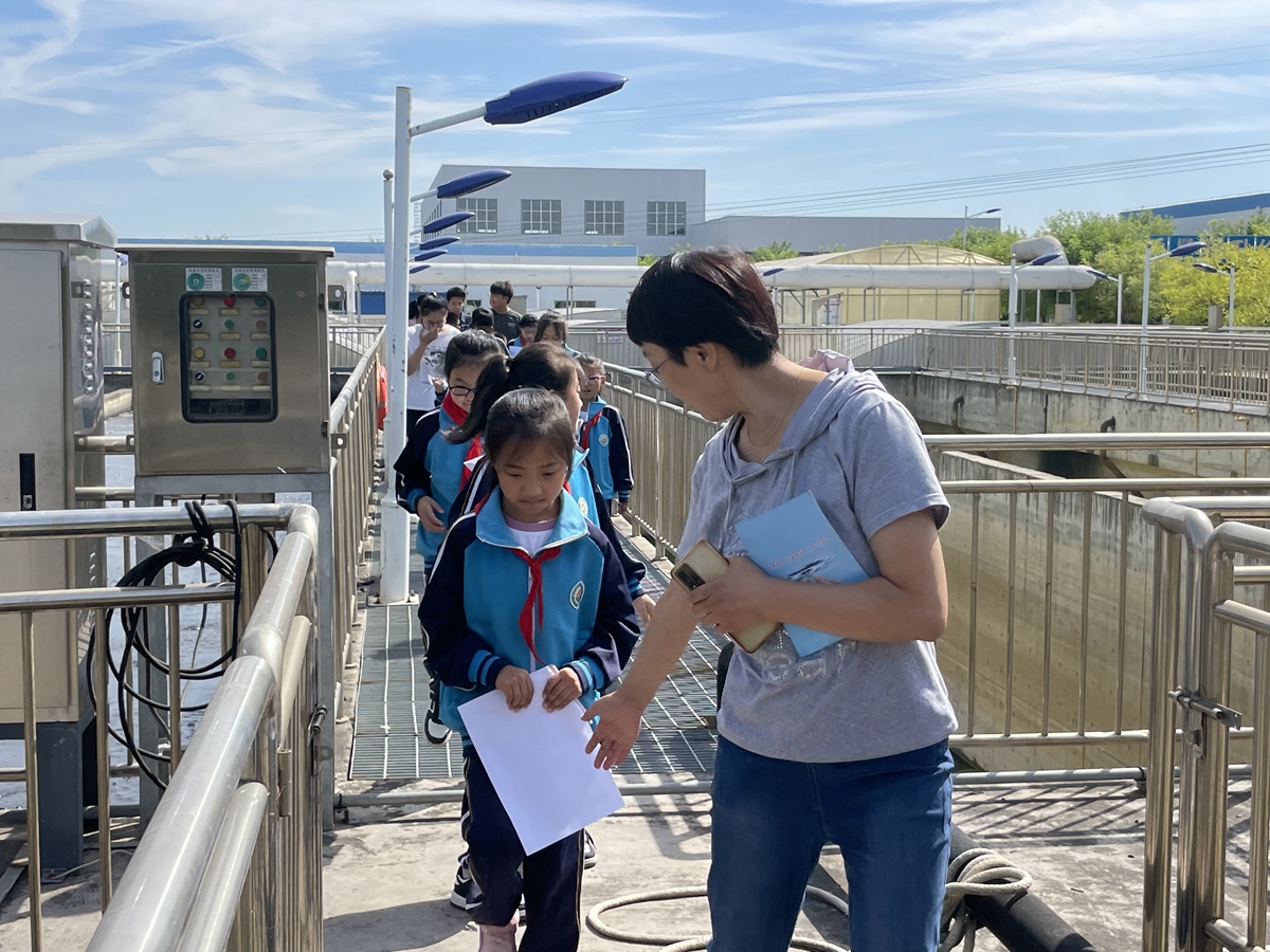 图片默认标题_fororder_满城区李铁庄学校学生参观污水处理厂 摄影 曹萌 (2)