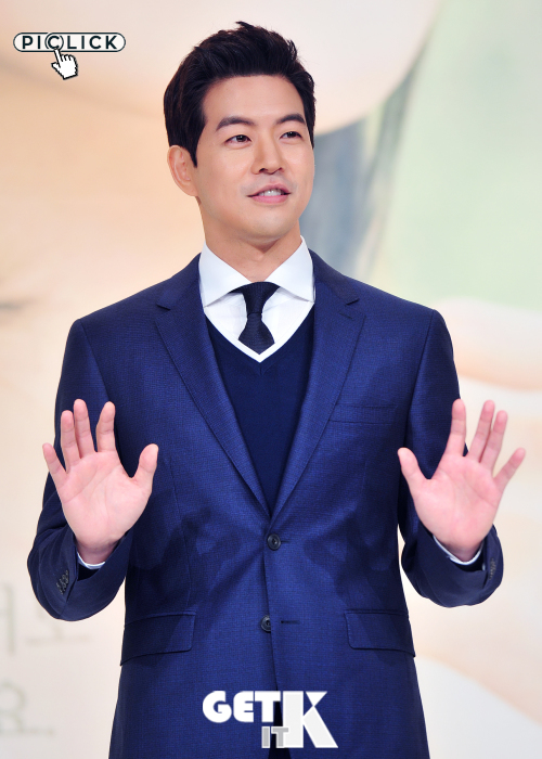 金荷娜出席活动撩发显妩媚 崔汝珍张熙珍魅力对决