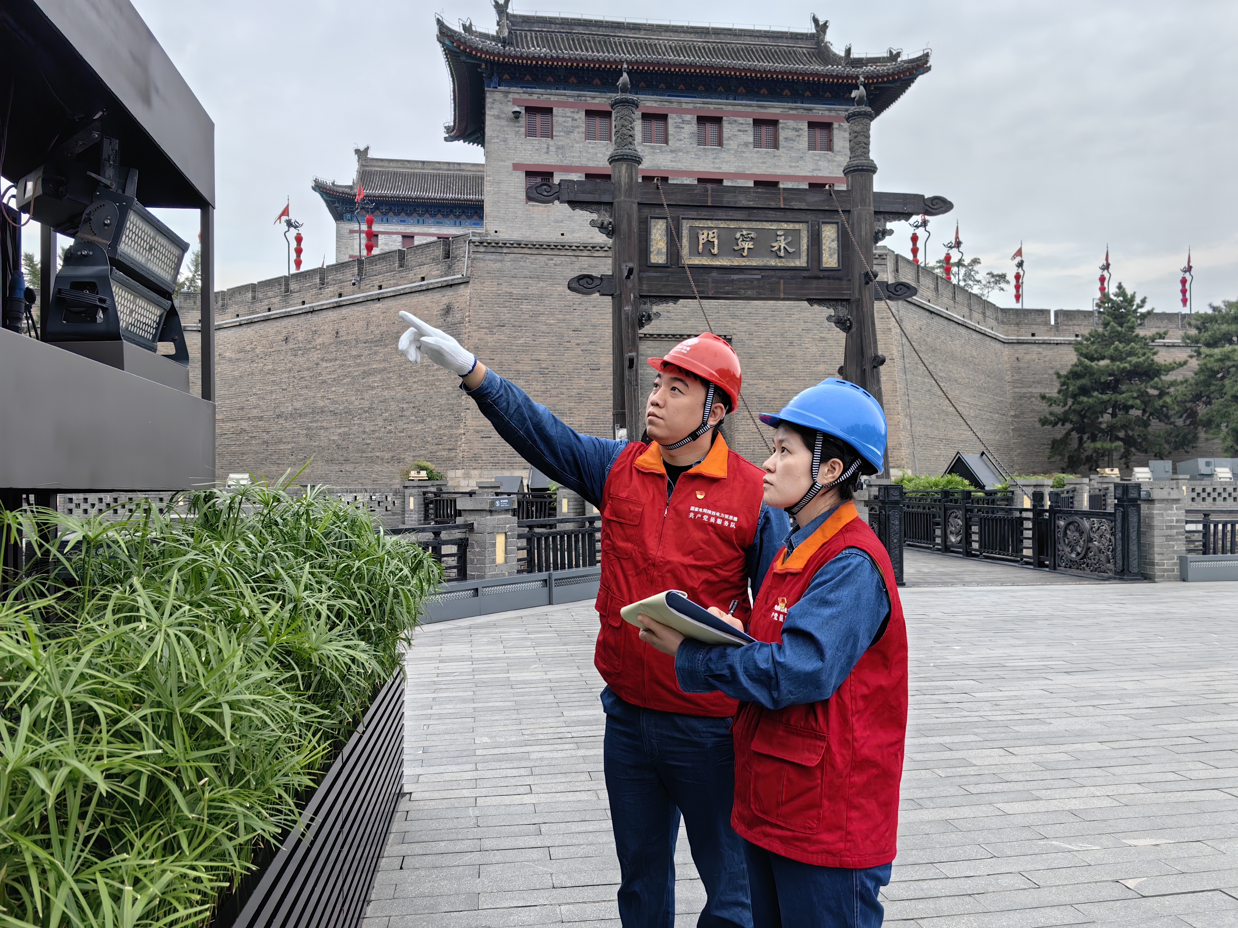 解码西安“双节”保供电的“双零”密码_fororder_国网西安供电公司员工对景区电力设施进行巡视 