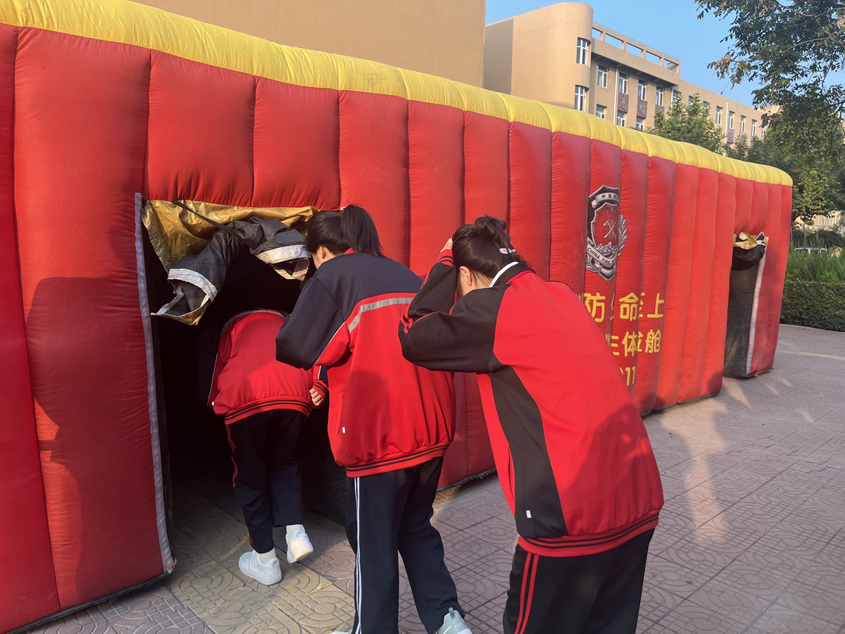 图片默认标题_fororder_满城区学生紧急疏散至火灾模拟逃生舱中 摄影 李英