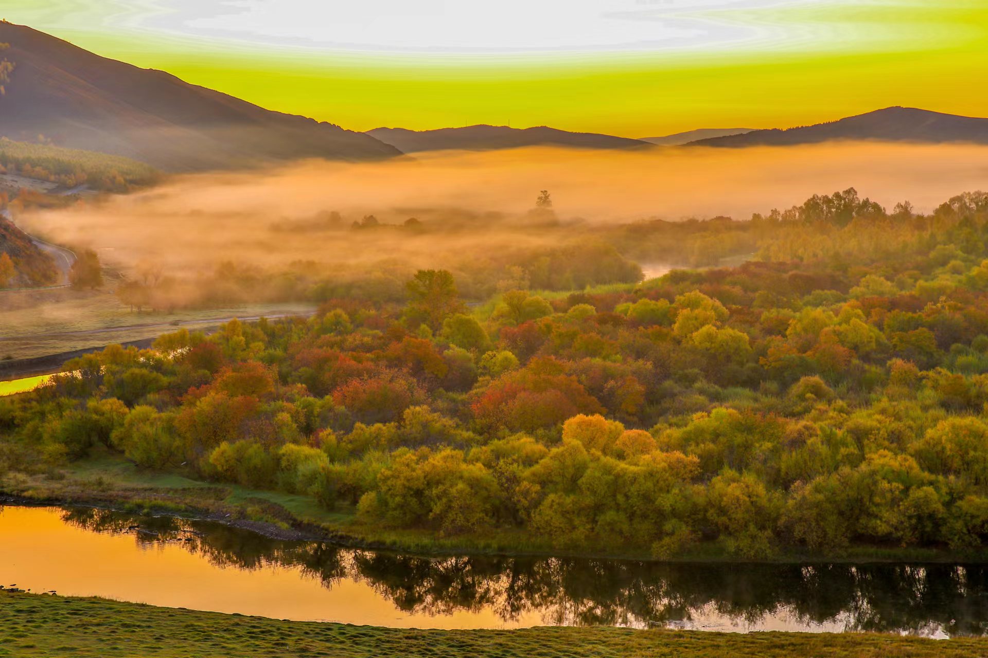 额尔古纳秋意浓_fororder_朦胧间感受沃野山土的气息。（摄影： 才广）