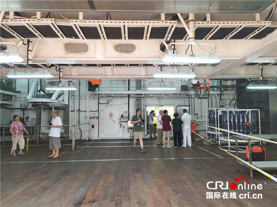 图片默认标题_fororder_“雪龙2”号船舯设有160平米的月池车间来确保科考设备顺利作业 瞿文斌摄.