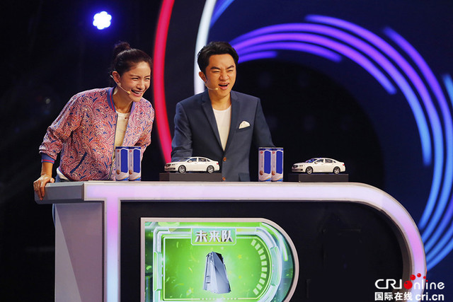 小撒秀“水滴静止”魔术 王祖蓝变“表情包”