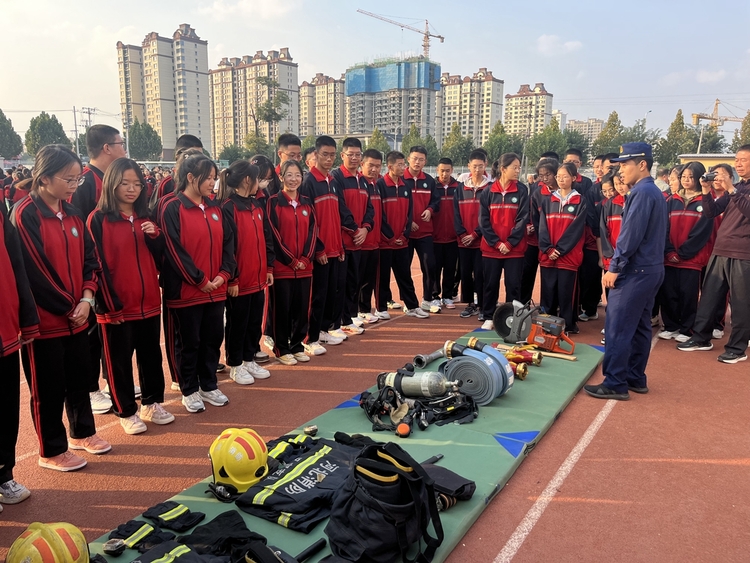 图片默认标题_fororder_满城区消防大队工作人员向学生介绍消防设施 摄影 张芳