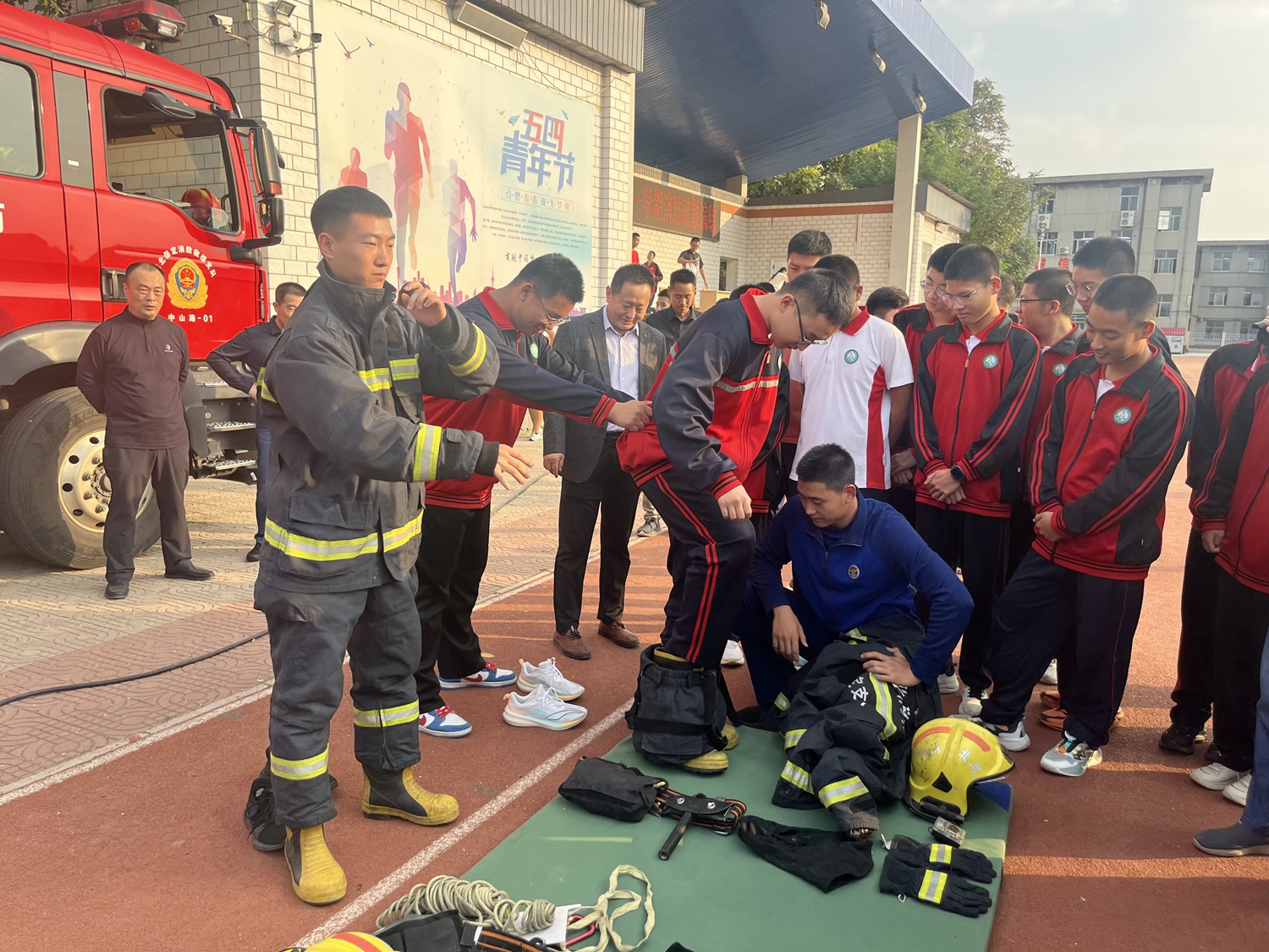 图片默认标题_fororder_学生体验穿戴消防服与设备 摄影 李英