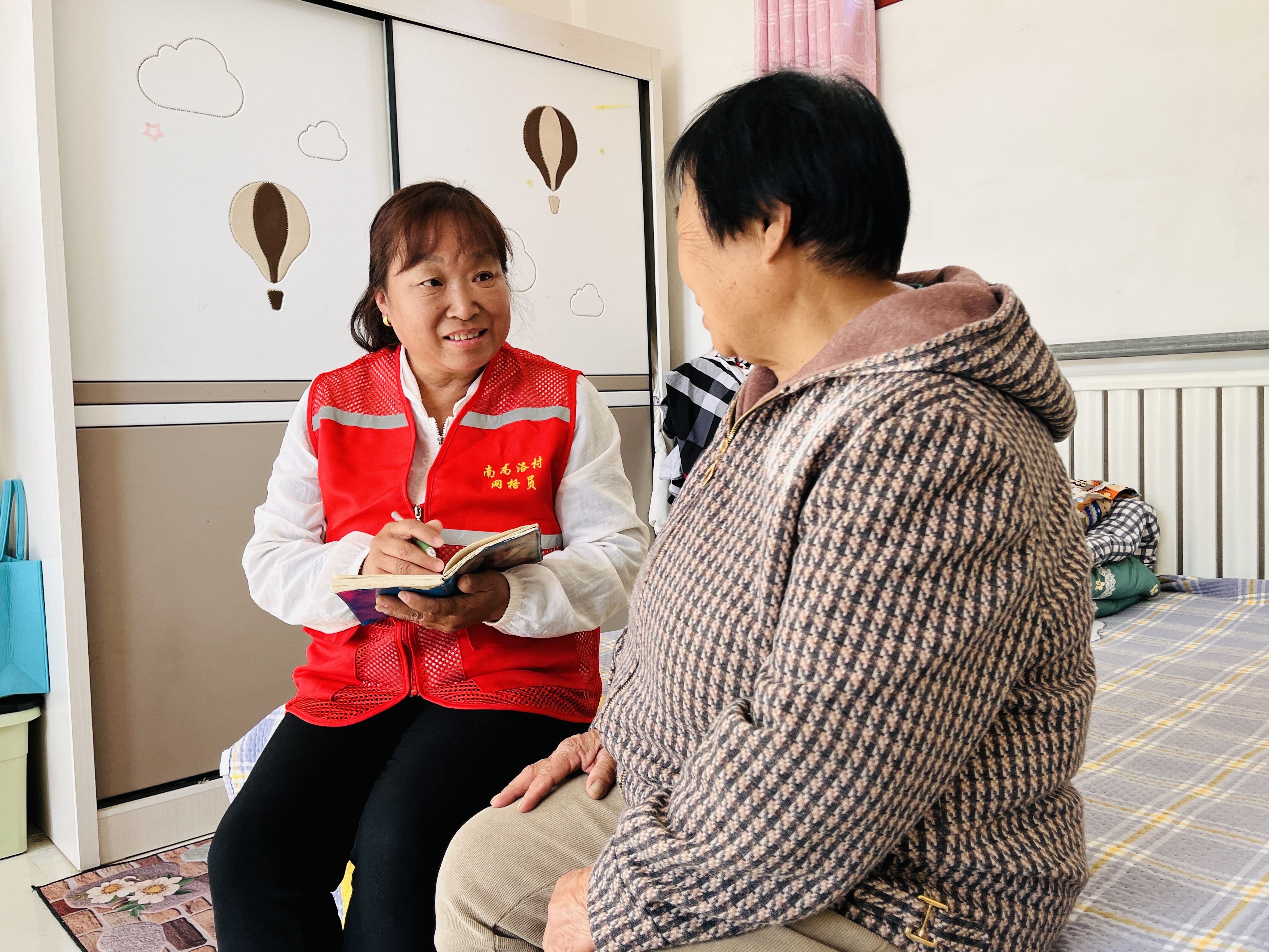 图片默认标题_fororder_图为涞水县义安镇南高洛村网格员到村民家中走访慰问。（李金璐 摄）.JPG