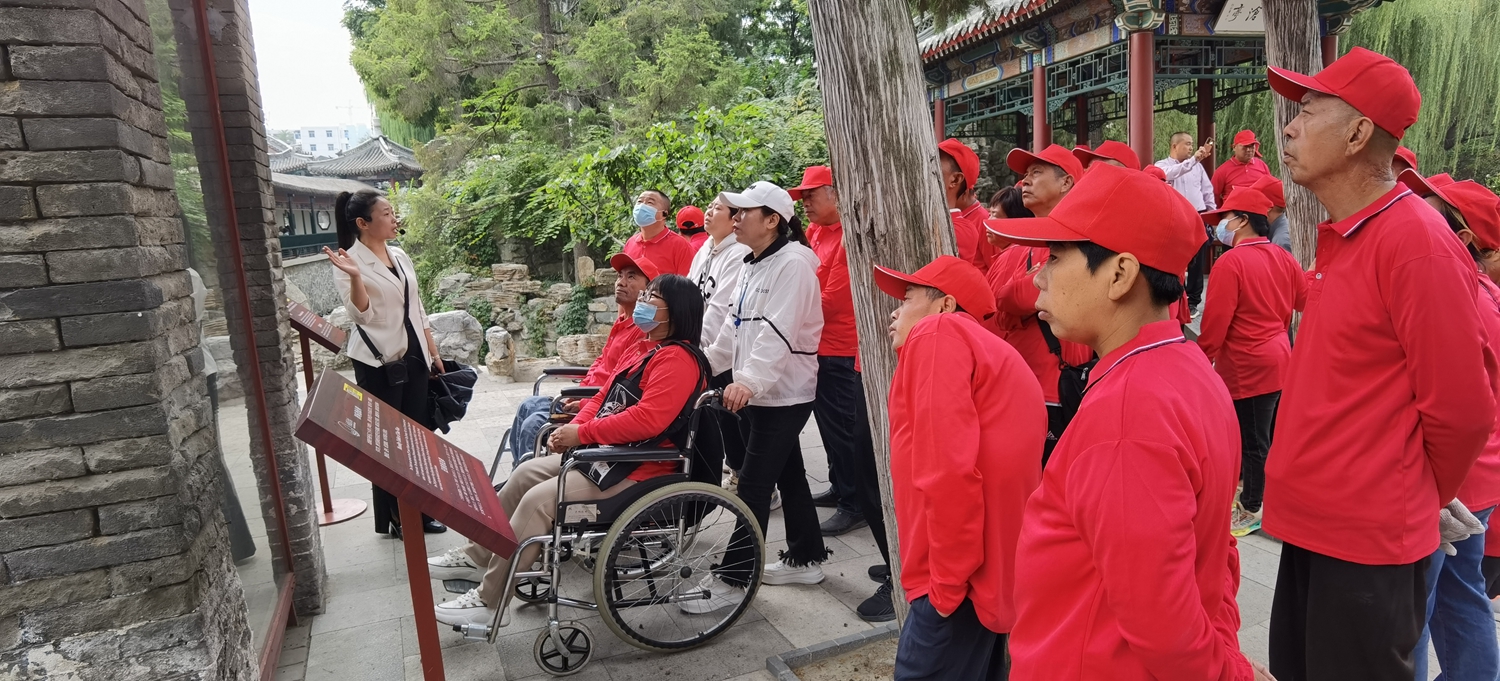 保定市满城区残联开展残疾人文化进家庭“五个一”活动_fororder_满城区残障人士参观红二师纪念馆 摄影 王洋