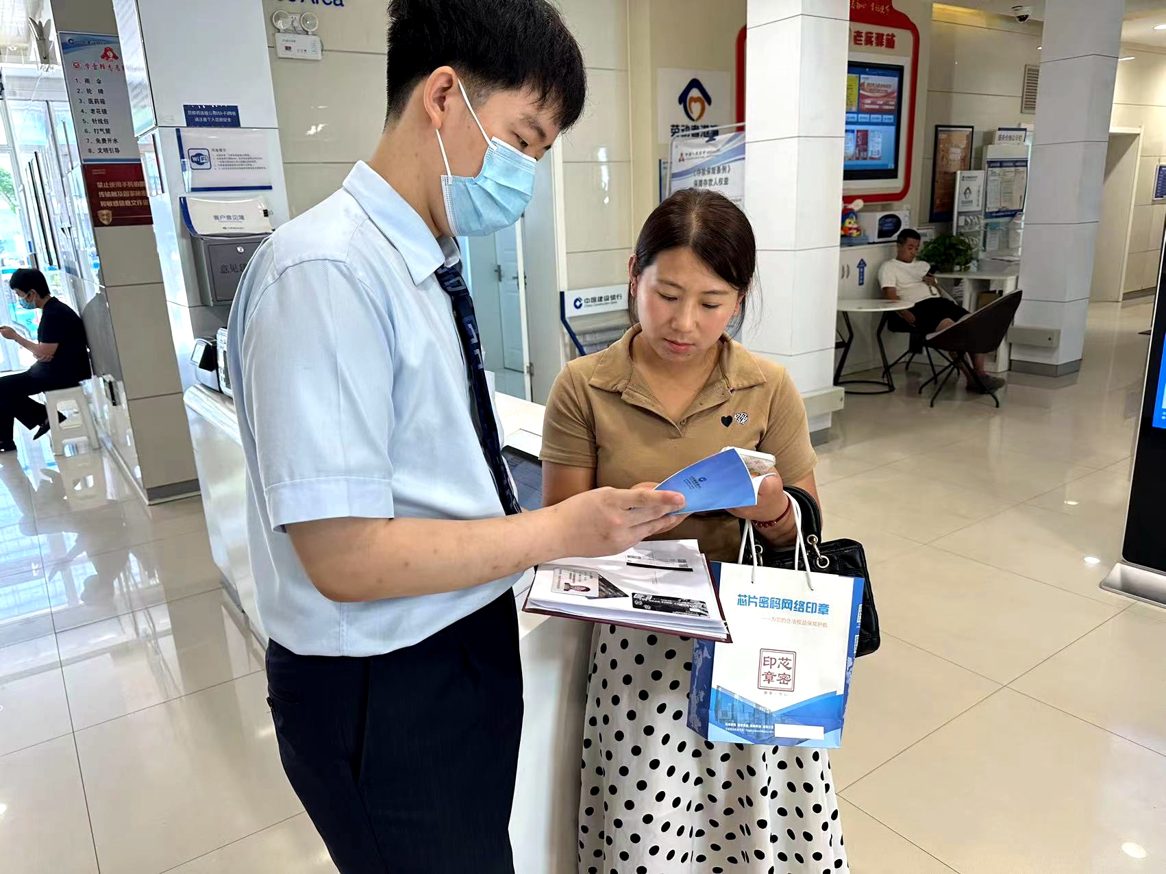 河北唐縣:推動非法集資宣傳深入人心_fororder_工作人員到網點與群眾面對面講解防範非法集資常識2