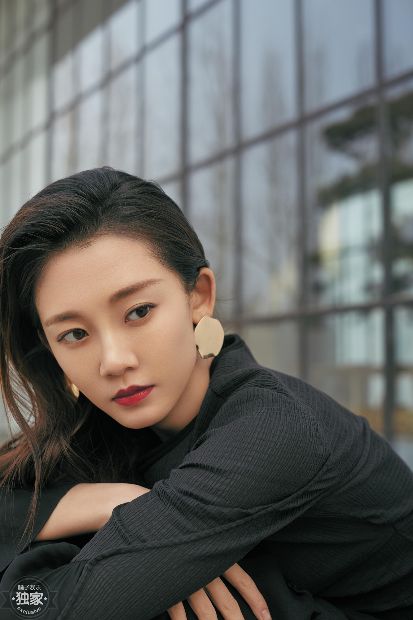 苗苗初春时尚大片曝光 诠释森系少女的林中独白