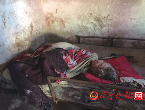 济南一78岁老人无人照料 饿得吃被子里的棉花(图)