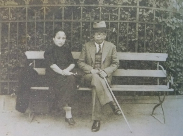 1936年，鄒魯出席世界大學會議和德國海德堡大學550週年紀念會期間，與夫人趙淑嘉在柏林合影。