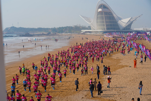 青島首屆沙灘馬拉松在青島西海岸新區舉行