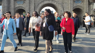 Les épouses des ambassadeurs étrangers visitent la Rue au bord de l'eau de Zhouzhi (Rue Zhouzhishuijie) pour découvrir la fusion de l'histoire et de la modernité