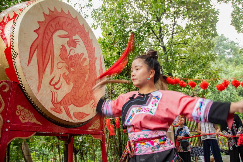 湖南：苗家山寨锣鼓喧天 特色民俗表演迎八方游客