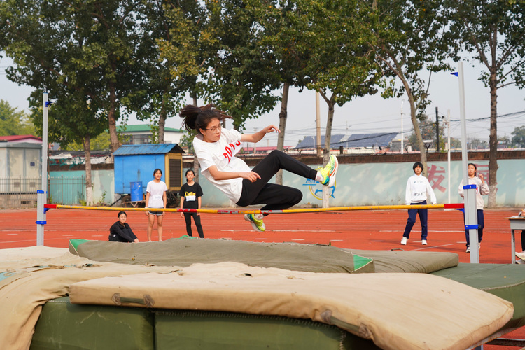 图片默认标题_fororder_图为：开平区2023年中小学生秋季运动会中学女子组调高比赛现场。何川摄.JPG