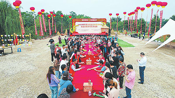 自贡沿滩区：文旅市场人气旺 假日经济活力足_fororder_永安镇草雕主题游园活动现场