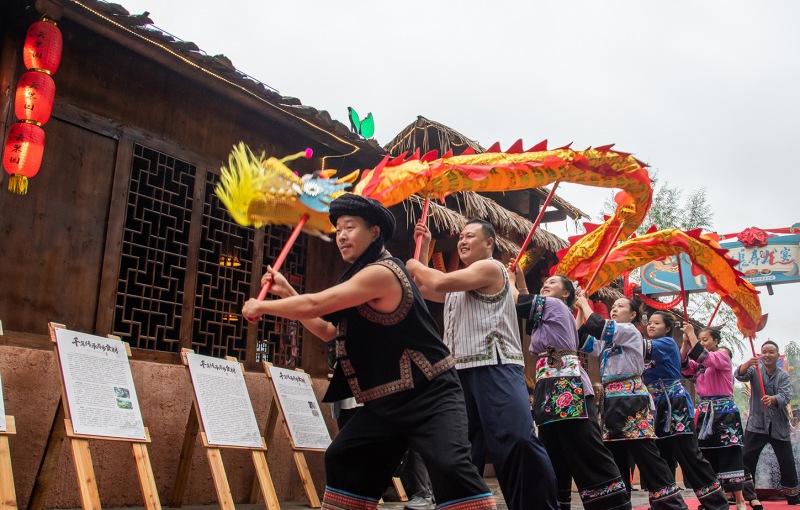 湖南：苗家山寨锣鼓喧天 特色民俗表演迎八方游客